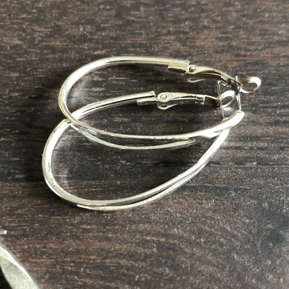 3 pair costume earrings excellent condition - Picture 8 of 8